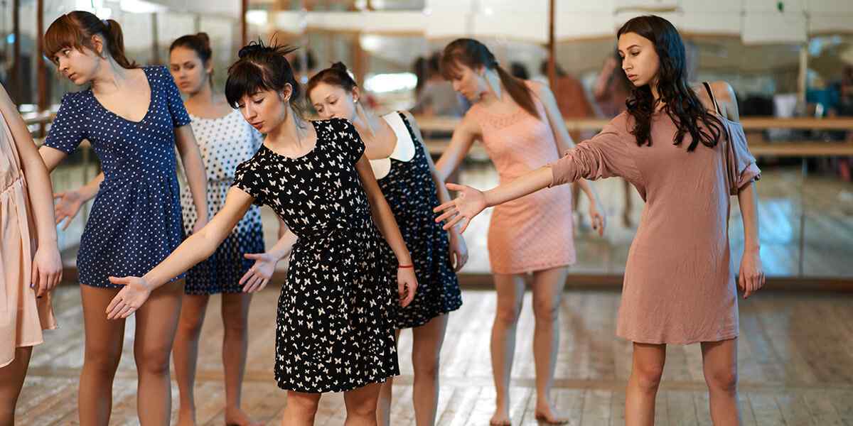 https://englisshe.com/wp-content/uploads/2019/04/inner_dance_01.jpg